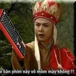 anh da đen cầm đầu gà
