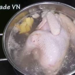 cách luộc gà không bị tuột da