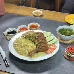 cơm gà xối mỡ giòn da