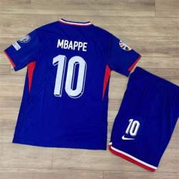 mbappe đá gà