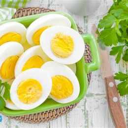 tác dụng của trứng gà luộc với da mặt